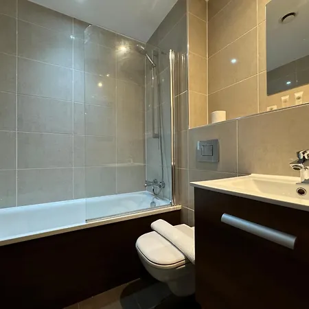 Stylish Comfy Centre With Free Netflix Jvt Short Lets Birmingham
